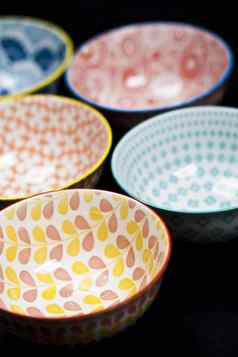 色彩斑斓的空陶瓷碗