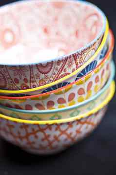 堆栈色彩斑斓的空陶瓷碗特写镜头