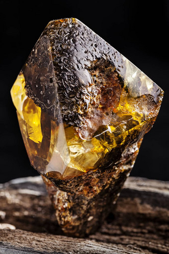 自然琥珀色的石头一块脏琥珀色的透明的黄色的层一块用石头<strong>砸</strong>木