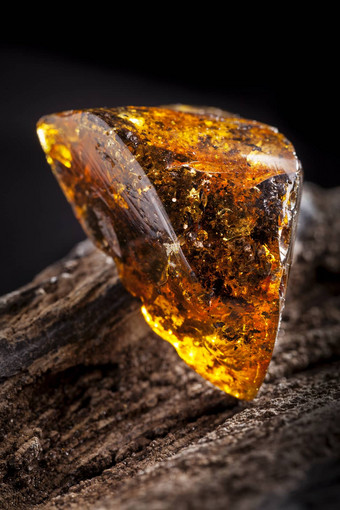 自然琥珀色的石头一块脏透明的黄色的琥珀色的一块用石头<strong>砸</strong>木