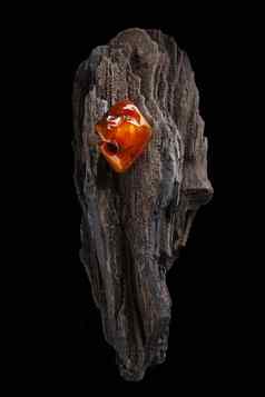 自然琥珀色的一块黄色的红色的半透明的自然琥珀色的一块用石头砸木