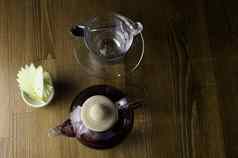 玻璃茶壶玻璃杯柠檬棕色（的）表格