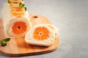 甜蜜的蛋糕卷生奶油橘子填充