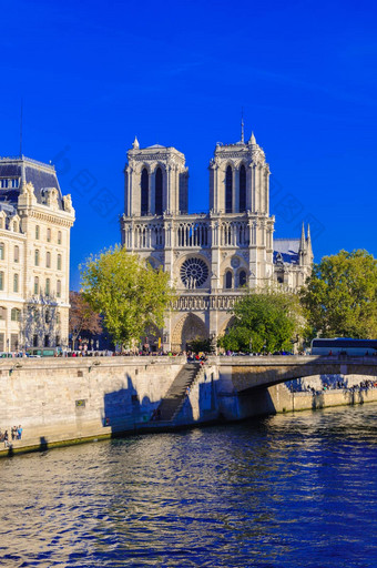 巴黎法国4月我们的爵士巴黎大教堂法国哥特体系结构
