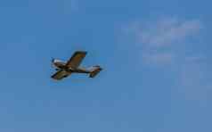 小特技飞机飞行清洁蓝色的天空空气运输爱好体育