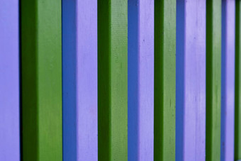 色彩斑斓的蓝色的绿色木条纹<strong>板材</strong>墙