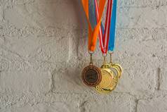 有节奏的体操奖牌挂前面白色砖墙体育运动成就