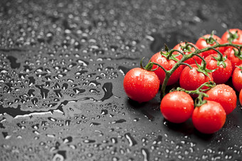新鲜的有机樱桃西红柿群特写镜头<strong>黑色</strong>的湿后台支持
