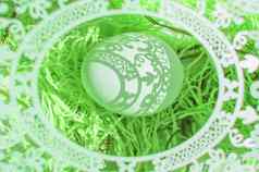复活节美丽的复活节卡透空式椭圆形框架美丽的阴影秋天白色蛋绿色背景前视图