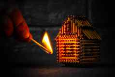 手燃烧匹配集火房子模型匹配风险财产保险保护点火可燃材料概念