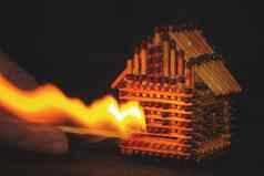手燃烧匹配集火房子模型匹配风险财产保险保护点火可燃材料概念