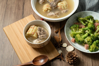 玉米猪肉骨汤美味的中国人食物