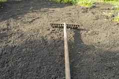 花园耙子说谎投入了表层土种植概念园艺春天园艺太阳能光