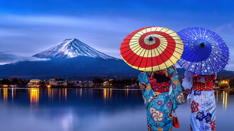 亚洲女士穿日本传统的和服富士山河口湖湖日本