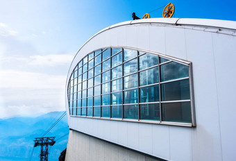 现代空中电梯电缆车滑雪站到来高风景优美的全景蓝色的天空山前