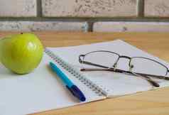 苹果笔记本阅读眼镜笔木表格回来学校概念