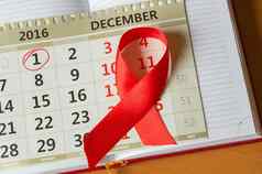 红色的丝带日历提高意识艾滋病复制空间