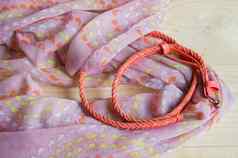 时尚粉红色的配件木背景围巾带
