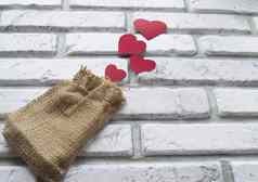 情人节一天红色的心帆布袋背景白色砖墙