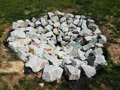 灰色岩石石头巨石圆形形成草