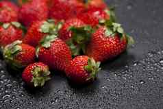 新鲜的成熟的草莓水滴特写镜头