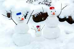 家庭快乐的雪人喜乐到来冬天雪