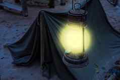 生锈的点燃灯笼闪亮的明亮的光晚上矿业公司营生存徒步旅行自然晚上