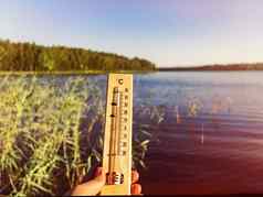 温度计显示度摄氏度热背景湖水蓝色的天空阳光