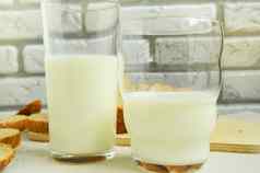 眼镜牛奶表格早餐家庭健康的吃概念世界健康一天