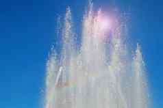 喷泉公园水飞机溅蓝色的天空阳光明媚的夏天一天