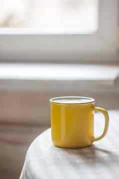 黄色的杯咖啡茶站明亮的表格阳光明媚的