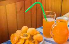 夏天喝杏汁玻璃壶玻璃玻璃杯稻草稻草切片杏子种子条纹餐巾
