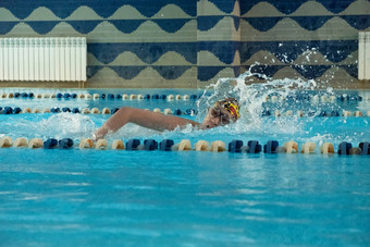 孩子们游泳自由泳室内游泳池清晰的蓝色的水