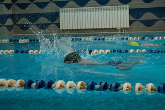 孩子们游泳自由泳室内游泳池清晰的蓝色的水