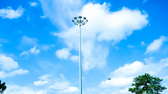 街<strong>公共照明</strong>波兰蓝色的天空云背景
