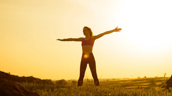 <strong>女人</strong>伸展运动户外温暖的锻炼日落体育运动健康的活跃的生命系统概念