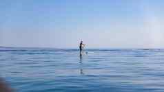 站立会议paddleboardingsupsurfing男人。亚得里亚海海克罗地亚