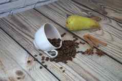 咖啡杯一边分散咖啡豆子肉桂明星茴香梨谎言木表格特写镜头
