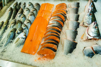 新鲜的生活鱼冰开放市场超市