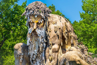 有胡子的男人。雕像巨人阿潘尼诺巨大的雕像公共花园demidoff弗洛伦斯意大利关闭