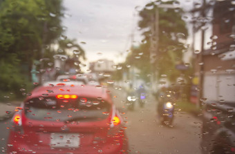 挡风玻璃雨滴开车雨