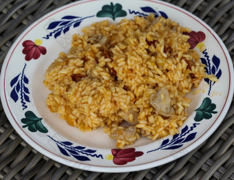 传统的西班牙语西班牙海鲜饭大米鸡西班牙辣香肠板