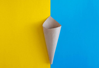 纸工艺空白锥蓝色的黄色的背景前视图