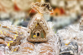 自制的圣诞节姜饼房子显示表格姜饼房子包装很多姜饼房子
