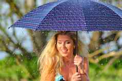 微笑金发女郎女孩衣服伞多雨的天气