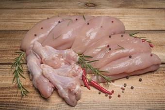 生新鲜的鸡肉盘木表面香料烹饪生鸡肉木董事会健康的吃