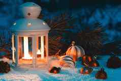 灯笼燃烧蜡烛圣诞节装饰白雪覆盖的表格
