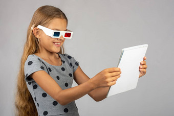 女孩彩色的眼镜使浮雕技术眼镜