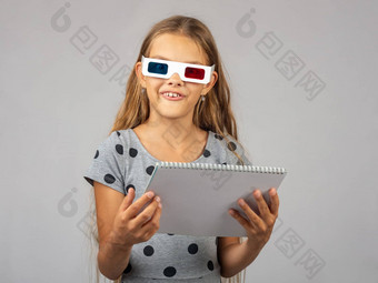 女孩彩色的眼镜使浮雕技术眼镜看起来框架