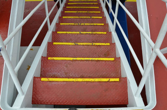 红色的金属步骤楼梯栏杆船